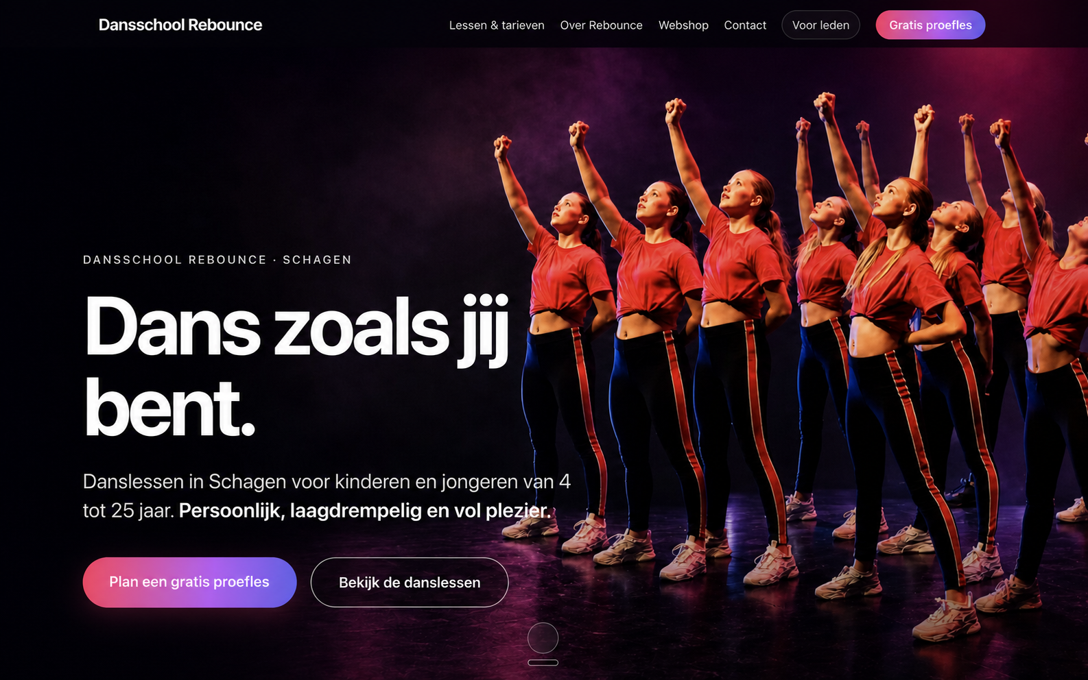Homepage van Dansschool Rebounce met een dansgroep op het podium